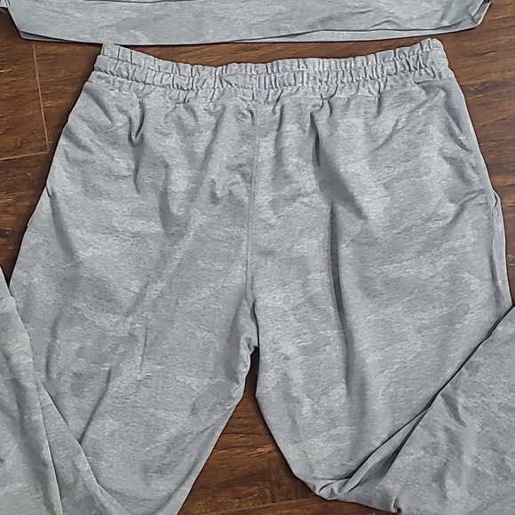 Vuori Halo Heather Gray Hoodie & Jogger Set Size M - Picture 9 of 11